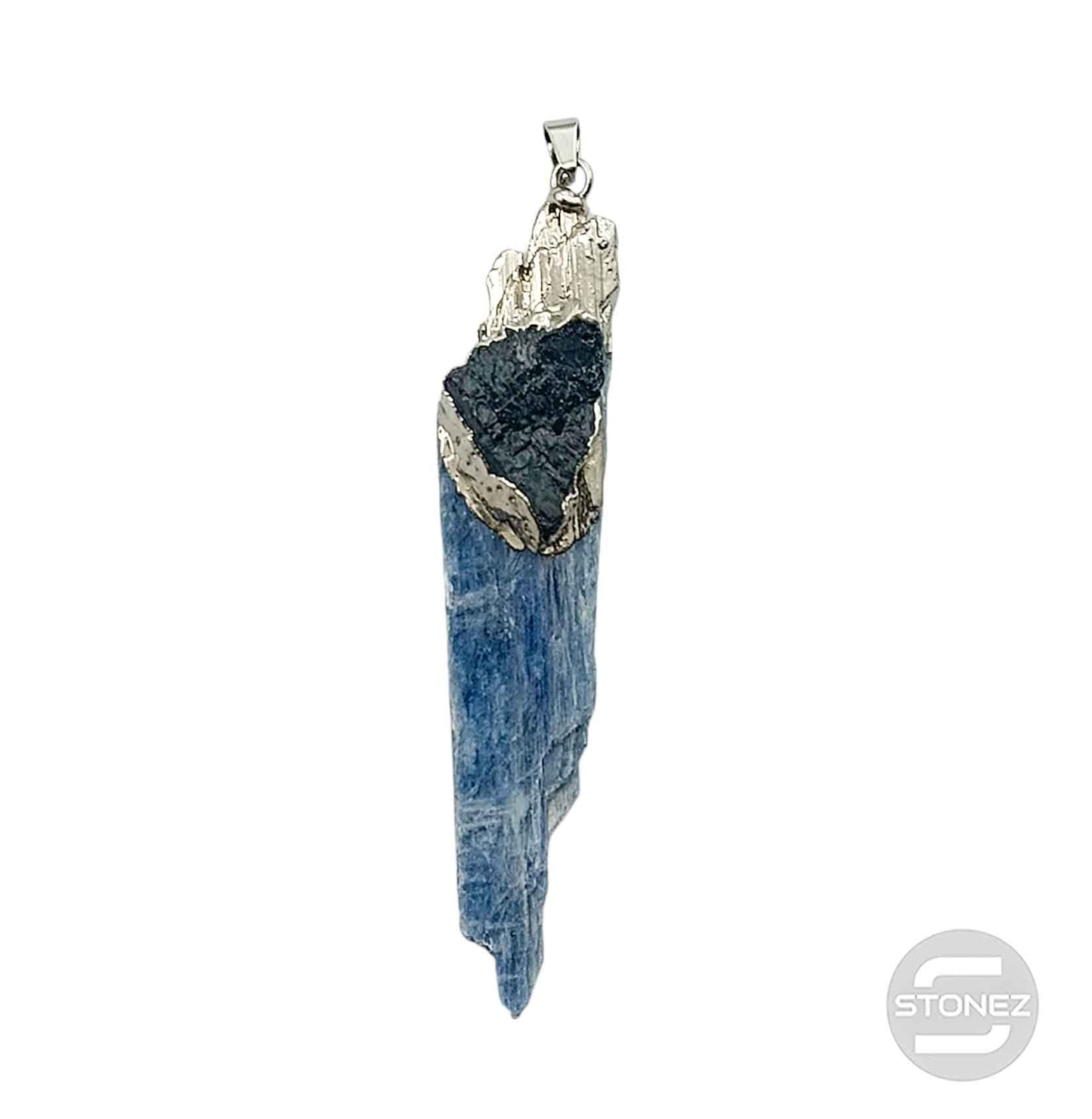 600102760 Colgante Piedra Natural Cianita Azul Con Turmalina Engarzado Con Baño Metal 4 Cms Aprox (El tamaño y Forma puede ser ligeramente diferente a la foto)