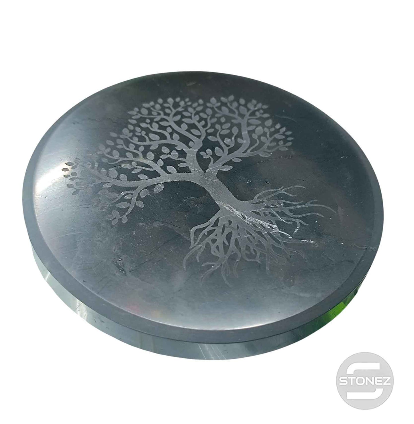 600803858-02 Base Redonda Shungita 10 Cms Aprox Pulido Grabado Arbol