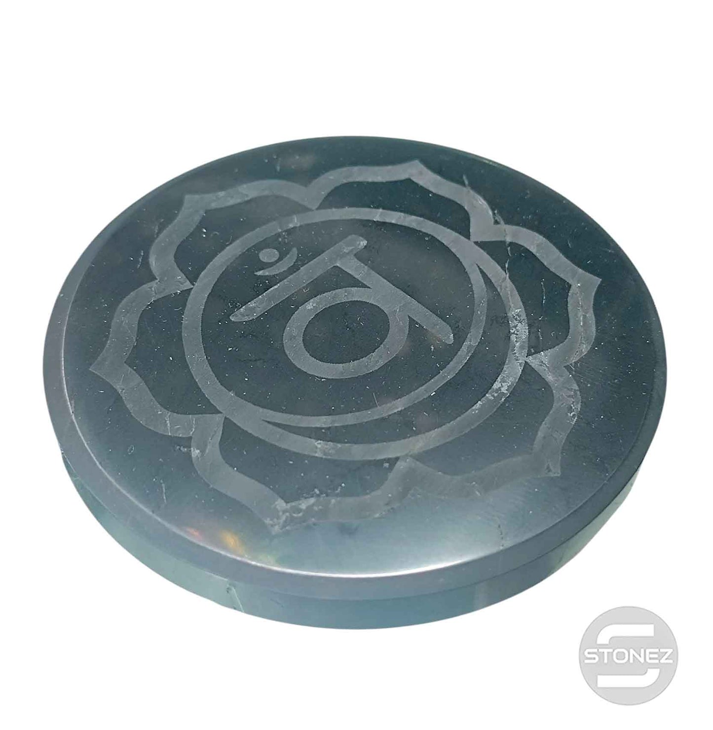 600803858-05 Base Redonda Shungita 10 Cms Aprox Pulido Grabado Simbolo Chakra Manipura