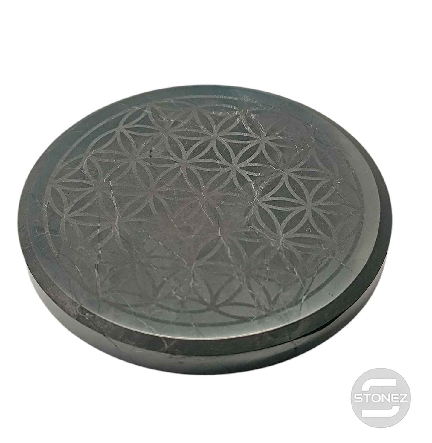 600803858-04 Base Redonda Shungita 10 Cms Aprox Pulido Grabado Flor De La Vida