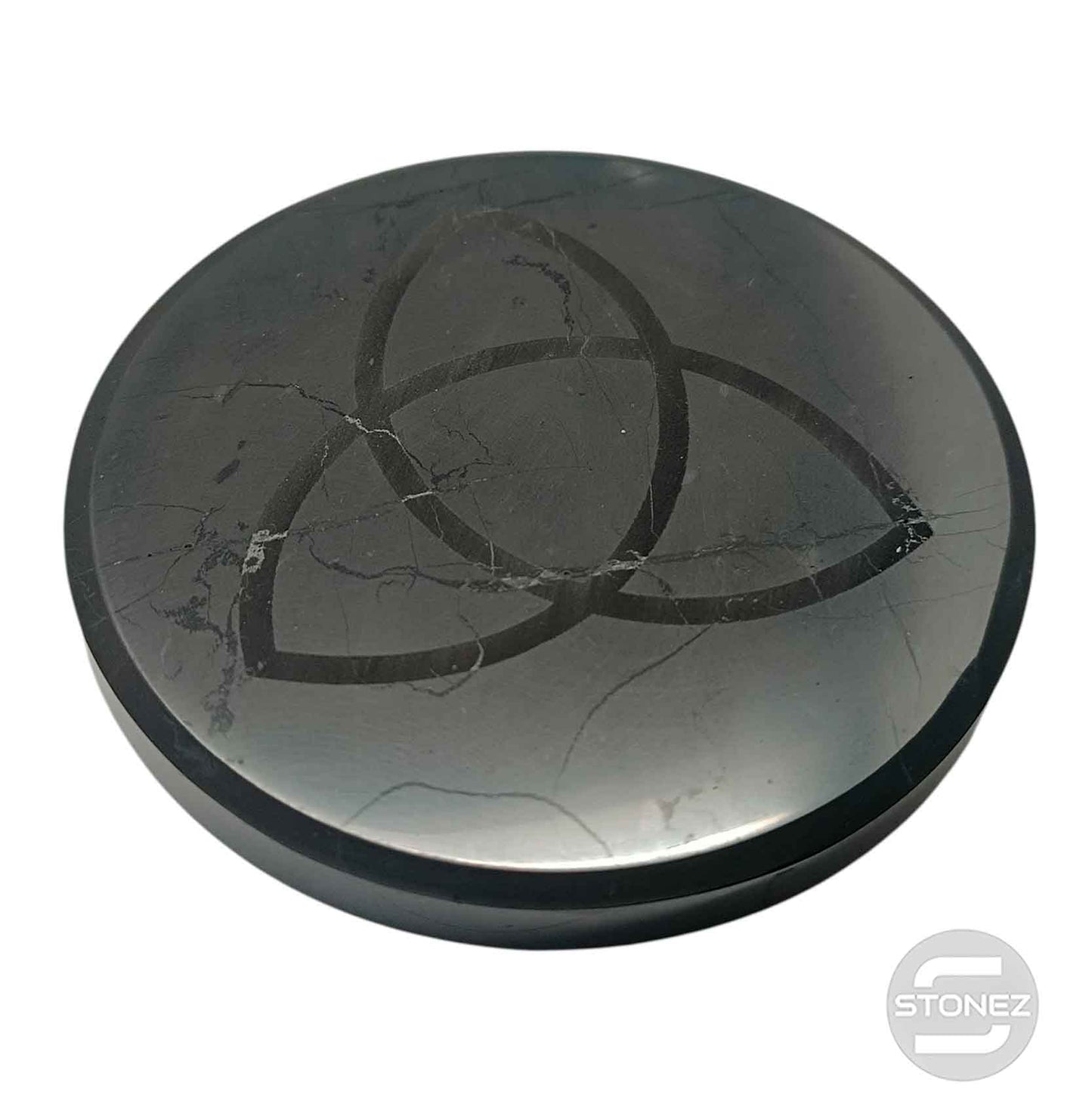 600803858-06 Base Redonda Shungita 10 Cms Aprox Pulido Grabado Triqueta