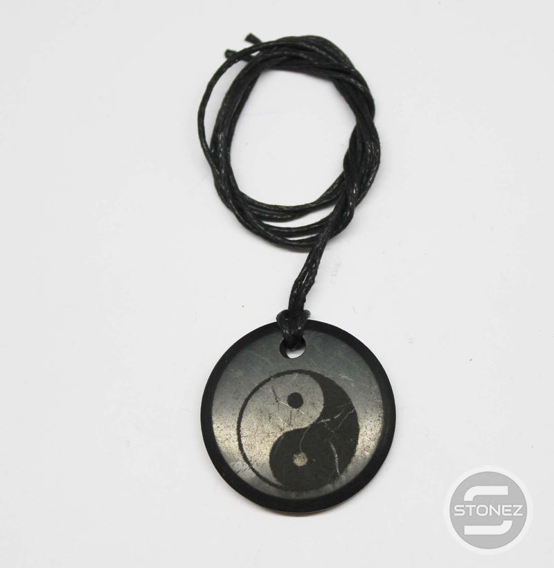 Cargue la imagen en el visor de la galería, 11110109008 Colgante Shungita 3 Cms Grabado Yin Yang
