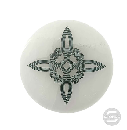 400901653-01 Plato Selenita Grabado Nudo De Bruja 10 Cms Aprox - stonez