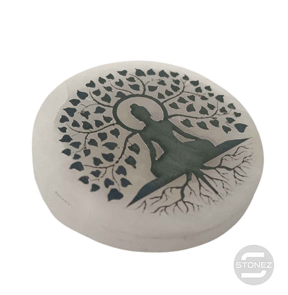 400901653-09 Plato Selenita Grabado Arbol Buda 10 Cms Aprox