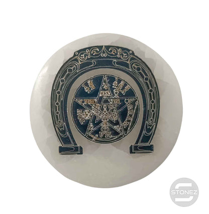 400901653-10 Plato Selenita Grabado Herradura Tetragramaton 10 Cms Aprox - stonez