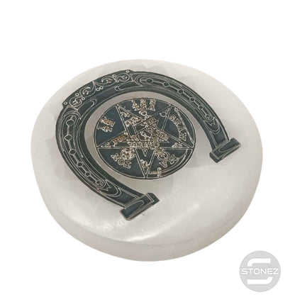400901653-10 Plato Selenita Grabado Herradura Tetragramaton 10 Cms Aprox - stonez