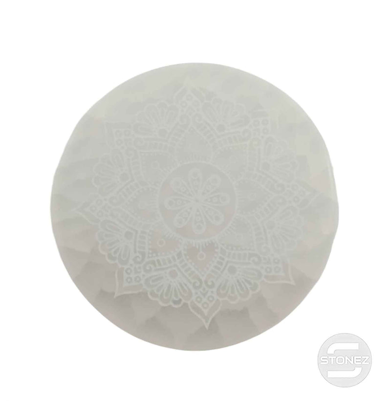 Cargue la imagen en el visor de la galería, 400901653 Plato Selenita Grabado Mandala 10 Cms Aprox.
