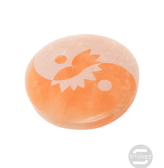 400901653 Plato Selenita Grabado Yin Yang Y Flor De Lotto Naranja 9-10 Cms Aprox