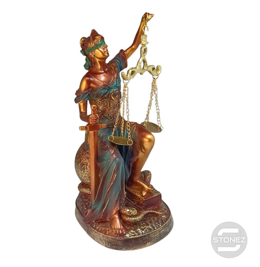 600102172 Figura En Resina Diosa De La Justicia Sentada 27 Cms Apox Color Cobre/Verde