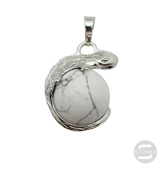 600102266 Colgante Iguana En Metal Con Piedra Howlite 2,5 Cms Aprox