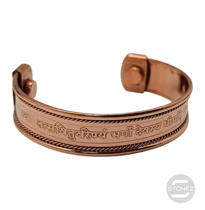 600303302-06 Pulsera Cobre Con Imán Grabado La Mantra Gayatri - stonez