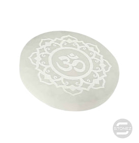 600702497-02 Plato Selenita Grabado Mandala OM 10 Cms Aprox