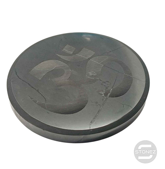 600803858-03 Base Redonda Shungita 10 Cms Aprox Pulido Grabado Om
